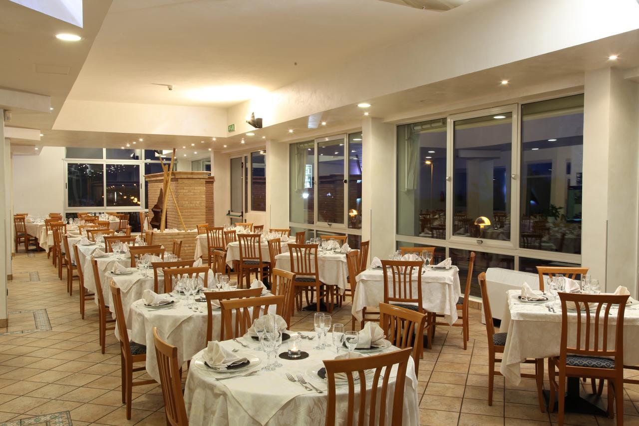 Hotel Plaza Llido Degli Estensi Exteriör bild