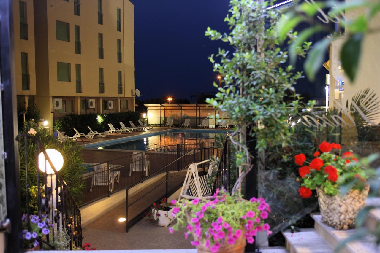 Hotel Plaza Llido Degli Estensi Exteriör bild