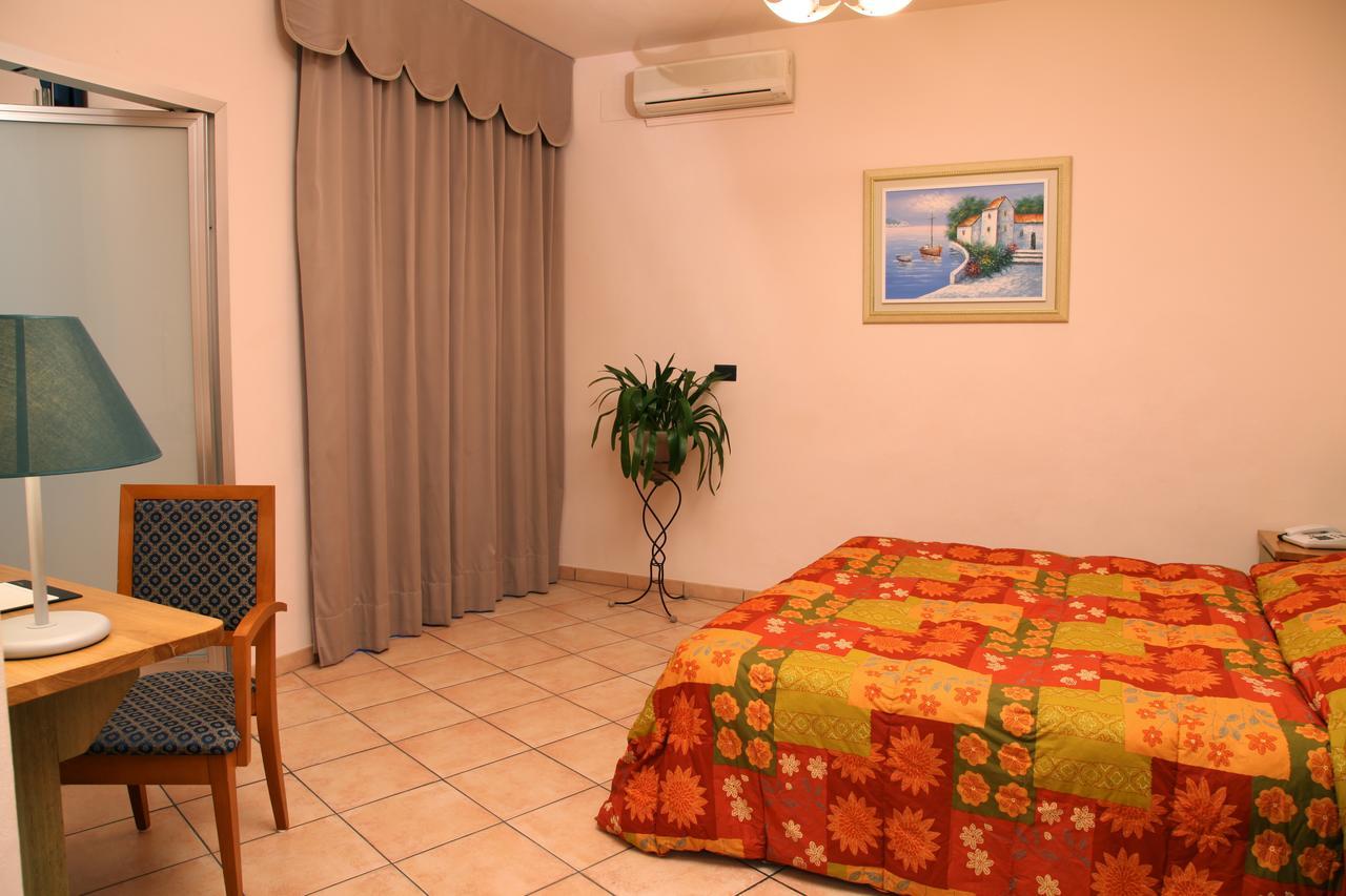 Hotel Plaza Llido Degli Estensi Exteriör bild