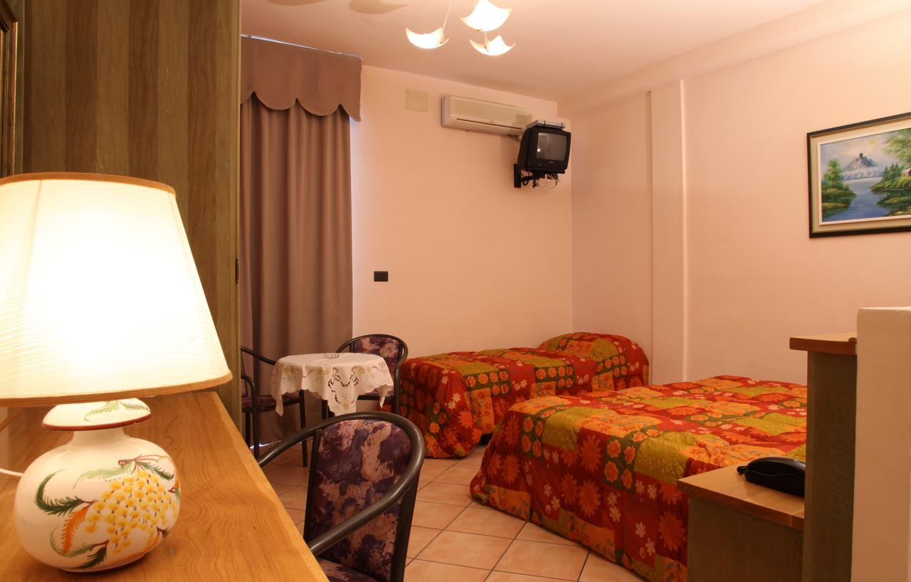 Hotel Plaza Llido Degli Estensi Exteriör bild