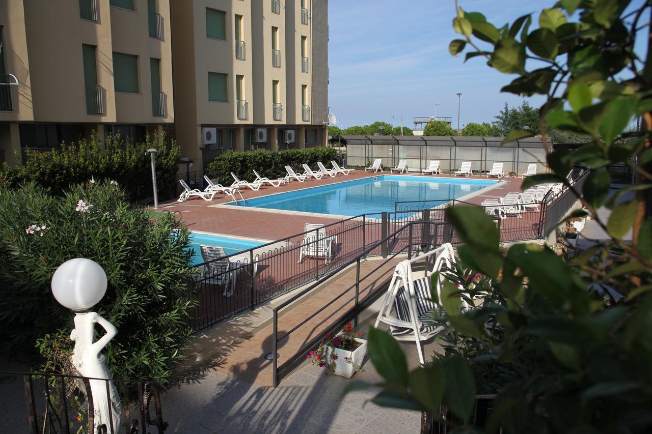 Hotel Plaza Llido Degli Estensi Exteriör bild