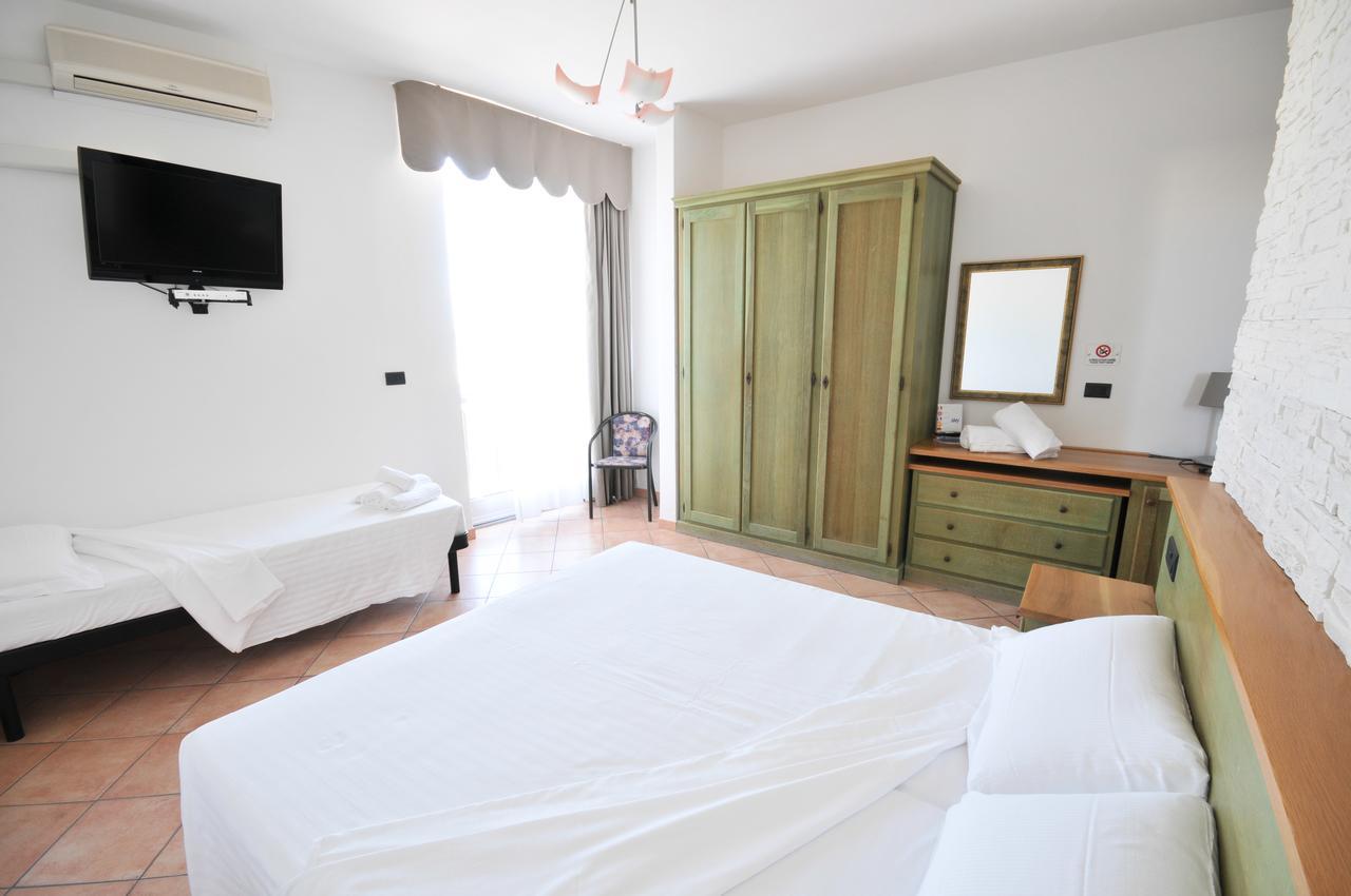 Hotel Plaza Llido Degli Estensi Exteriör bild