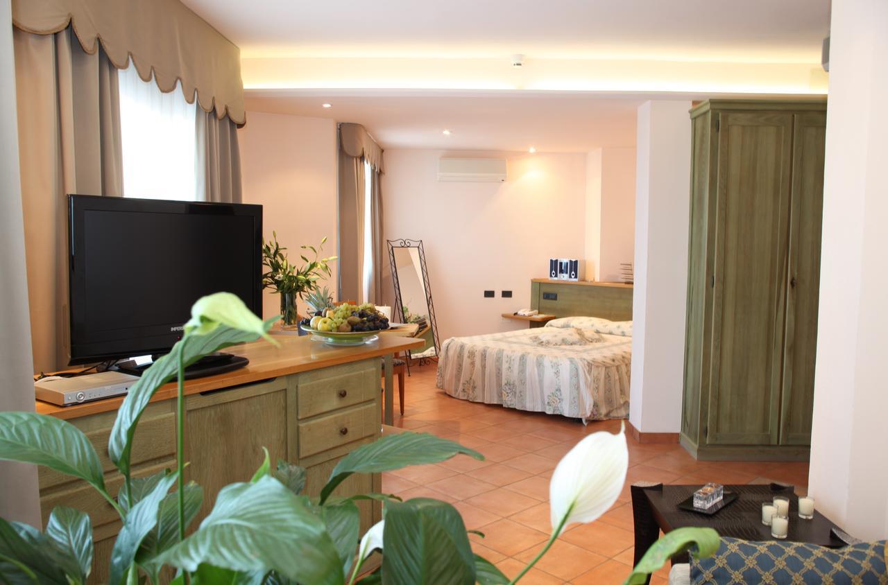 Hotel Plaza Llido Degli Estensi Exteriör bild