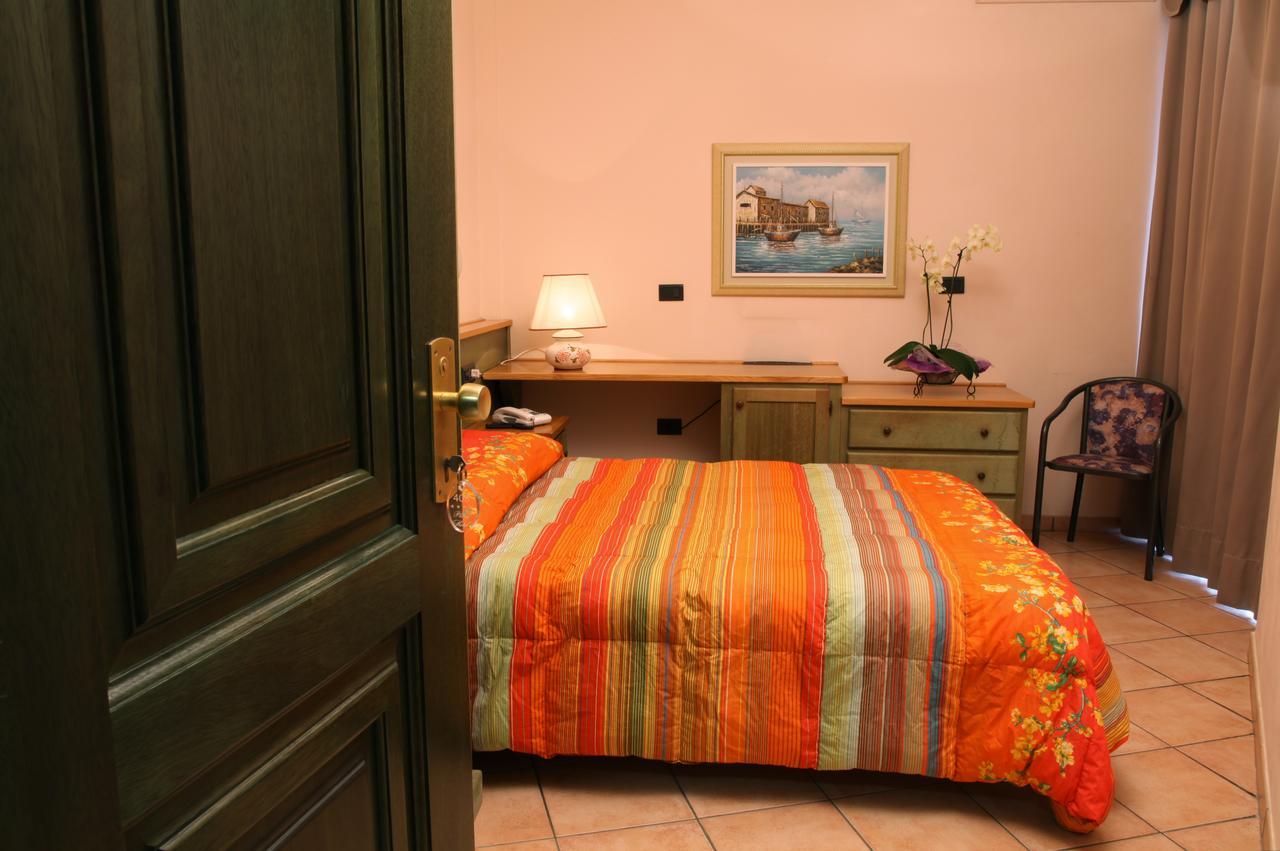 Hotel Plaza Llido Degli Estensi Exteriör bild